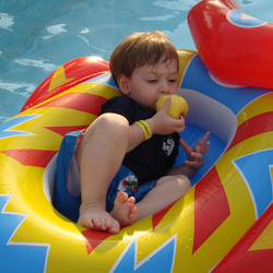 eating-an-apple-in-the-pool_3226612130_o.jpg